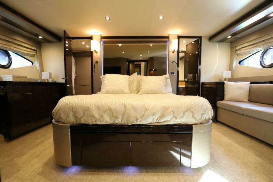 2016 Marquis 660 Sport Yacht