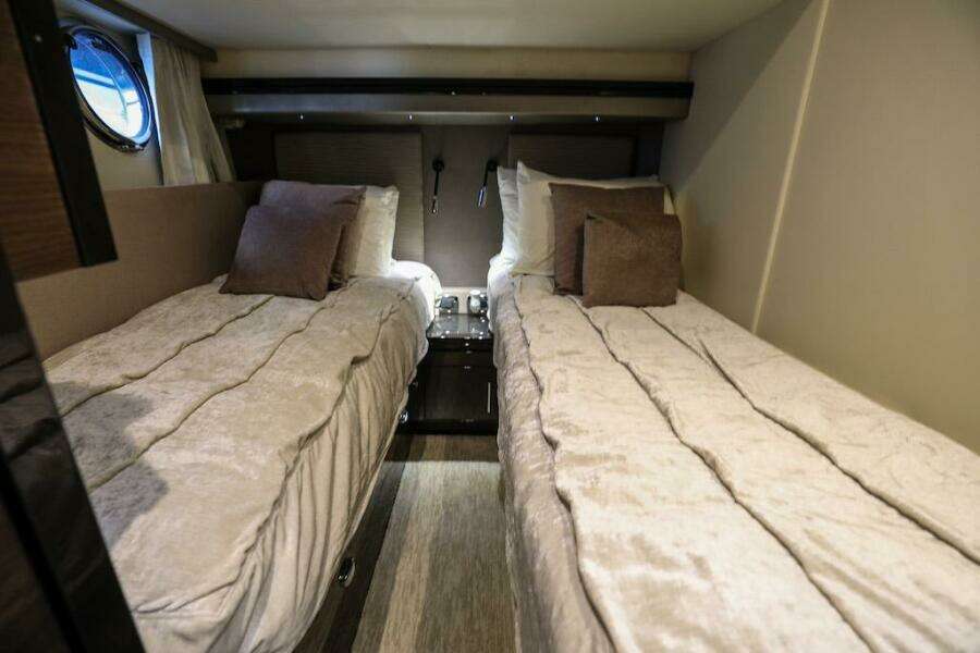 2016 Marquis 660 Sport Yacht