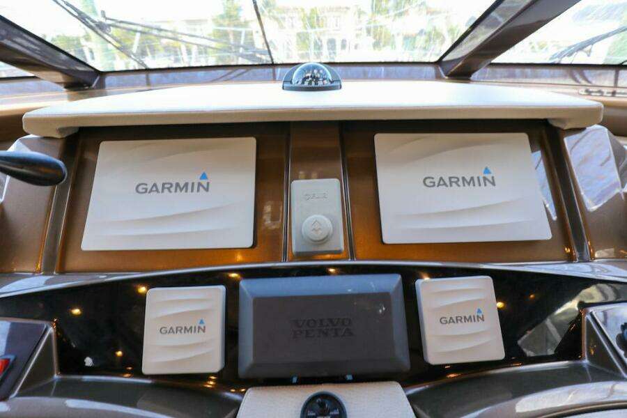 Marquis 660 Sport Yacht 2016 dashboard with Garmin navigation displays.
