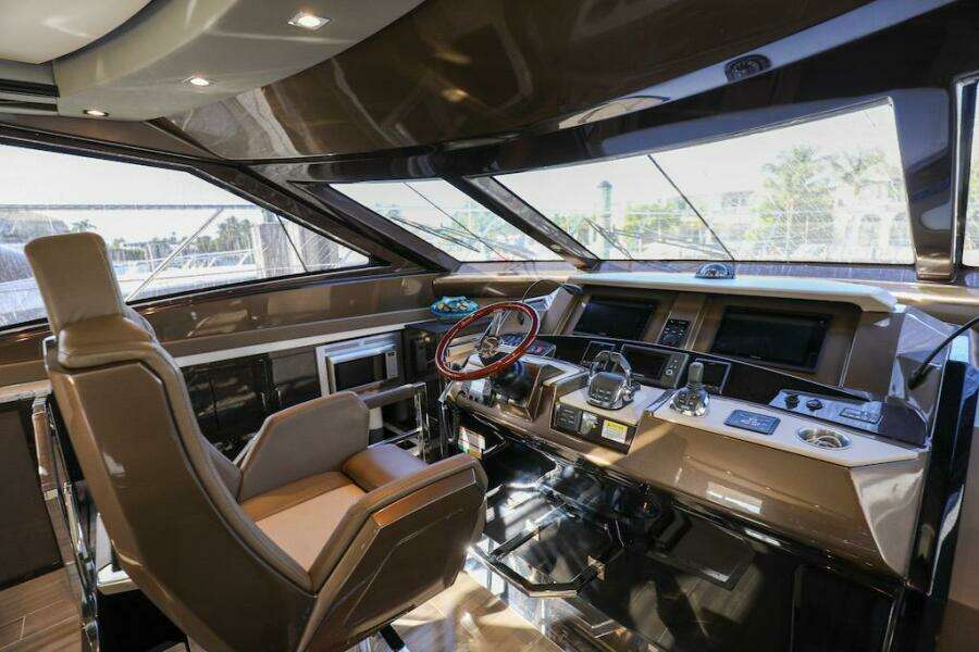 2016 Marquis 660 Sport Yacht