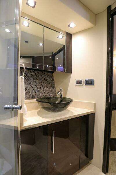 2016 Marquis 660 Sport Yacht