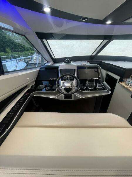 2017 Marquis 500 Sport Yacht helm with modern navigation controls and luxurious seating.