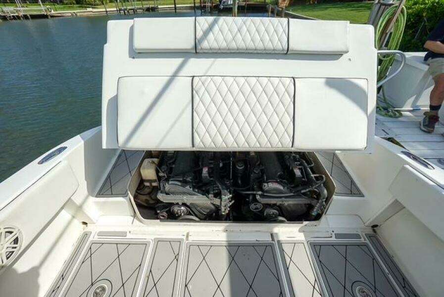 2007 Spectre 37 Center Console