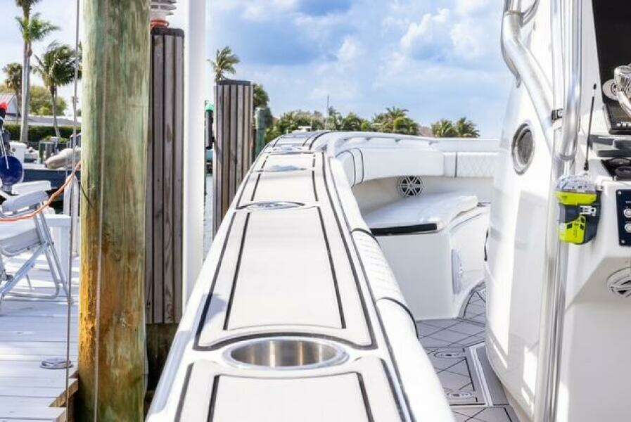 2007 Spectre 37 Center Console