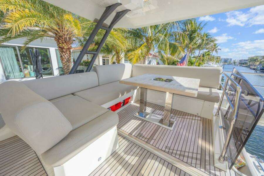 2021 Prestige 520 Flybridge