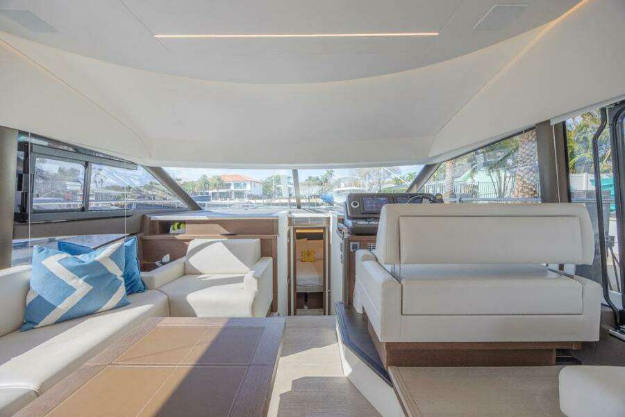 2021 Prestige 520 Flybridge
