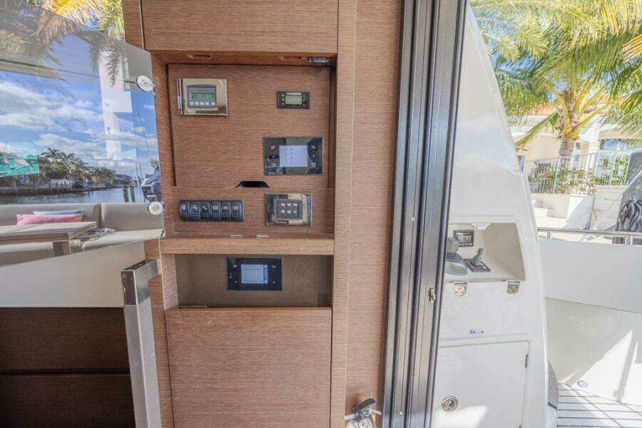 2021 Prestige 520 Flybridge