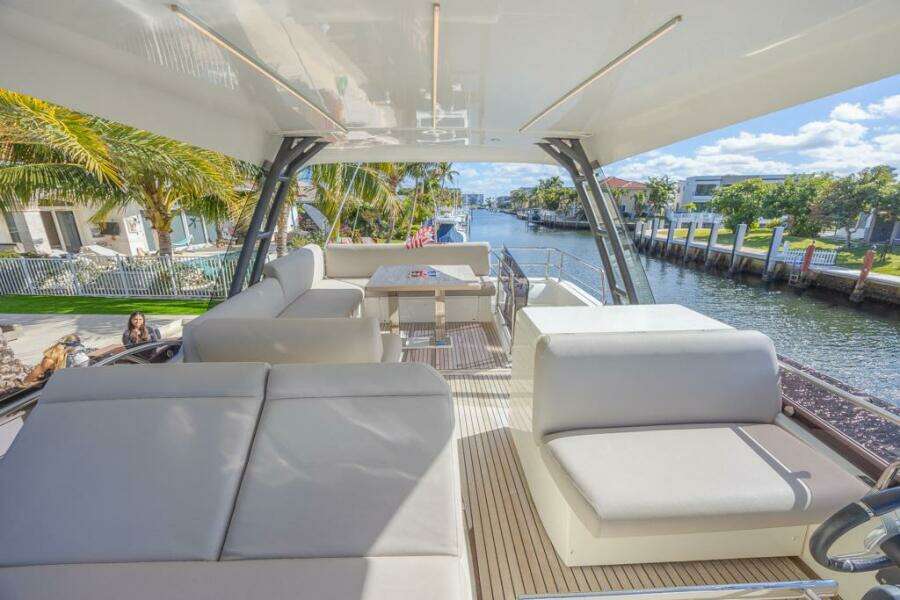 2021 Prestige 520 Flybridge