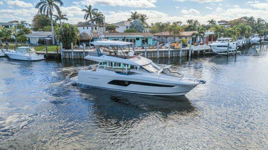 2021 Prestige 520 Flybridge