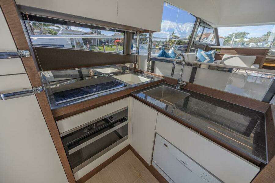 2021 Prestige 520 Flybridge