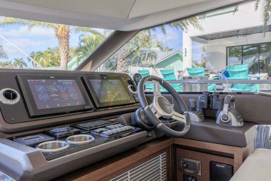 2021 Prestige 520 Flybridge