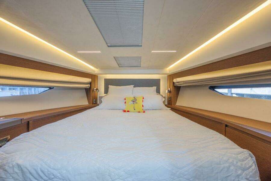 2021 Prestige 520 Flybridge