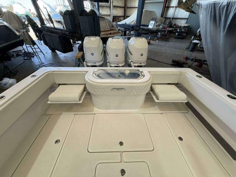 2022 Invincible 39 Open Fisherman Cockpit w/ Jump Seats Open