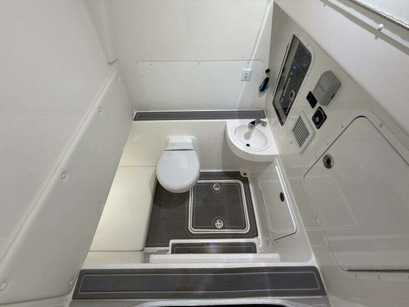 2022 Invincible 39 Open Fisherman Head