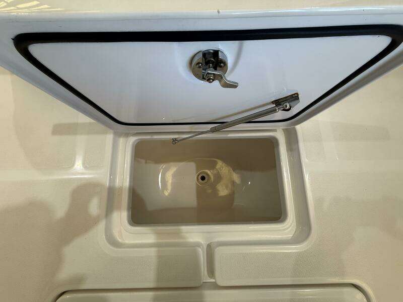 2022 Invincible 39 Open Fisherman In-Deck Livewell