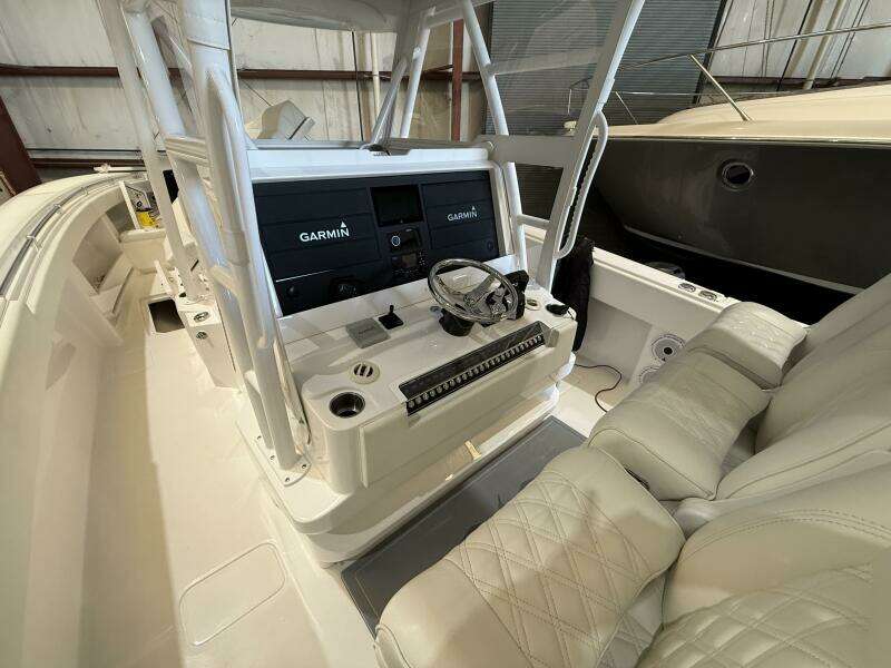 2022 Invincible 39 Open Fisherman Helm