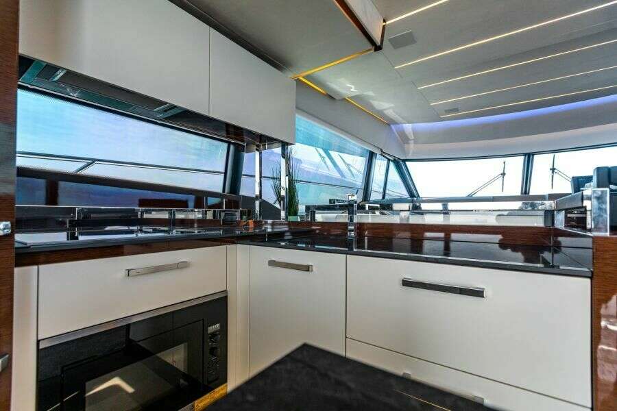 2020 Prestige 630 FB  Galley 3