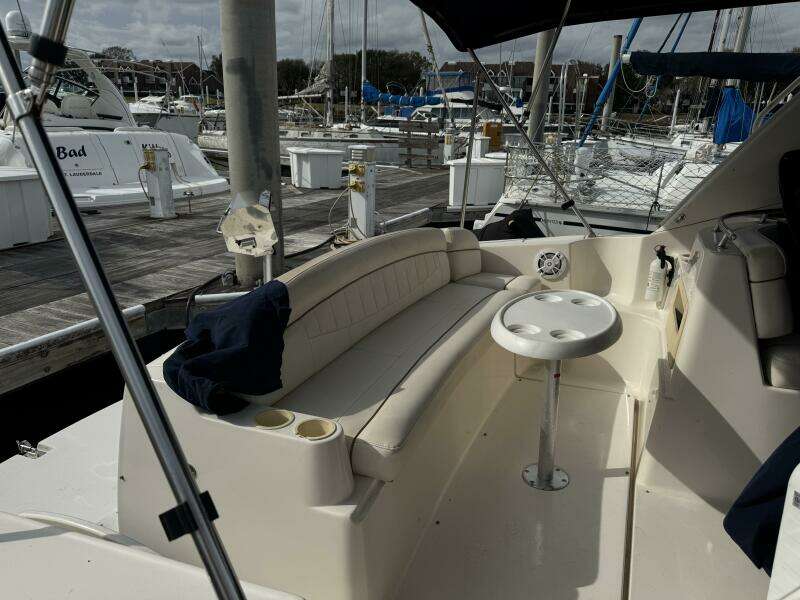2002 Rinker 342 Fiesta Vee