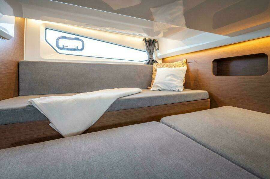 2026 Beneteau Antares 11