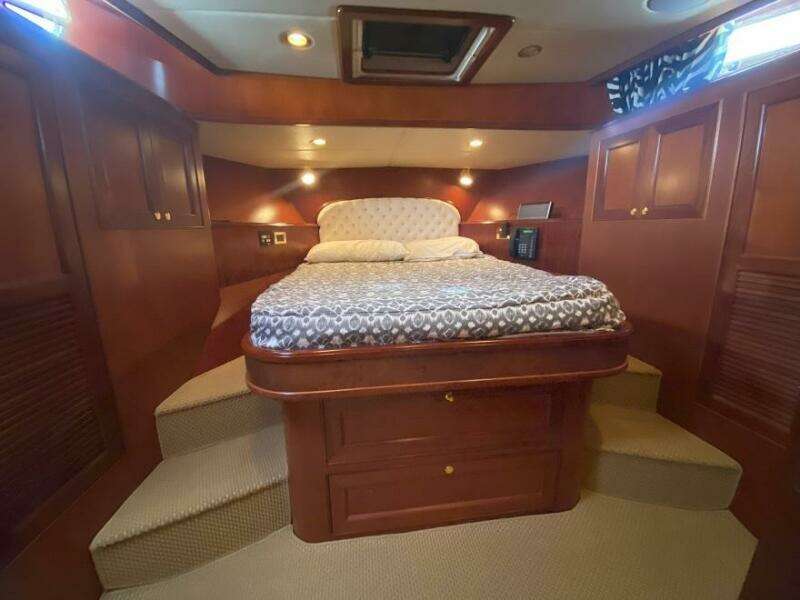 2005 Offshore Yachts 