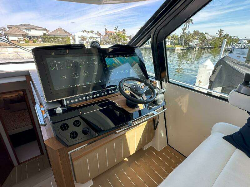 2025 Tiara Yachts 60 EX - Helm 