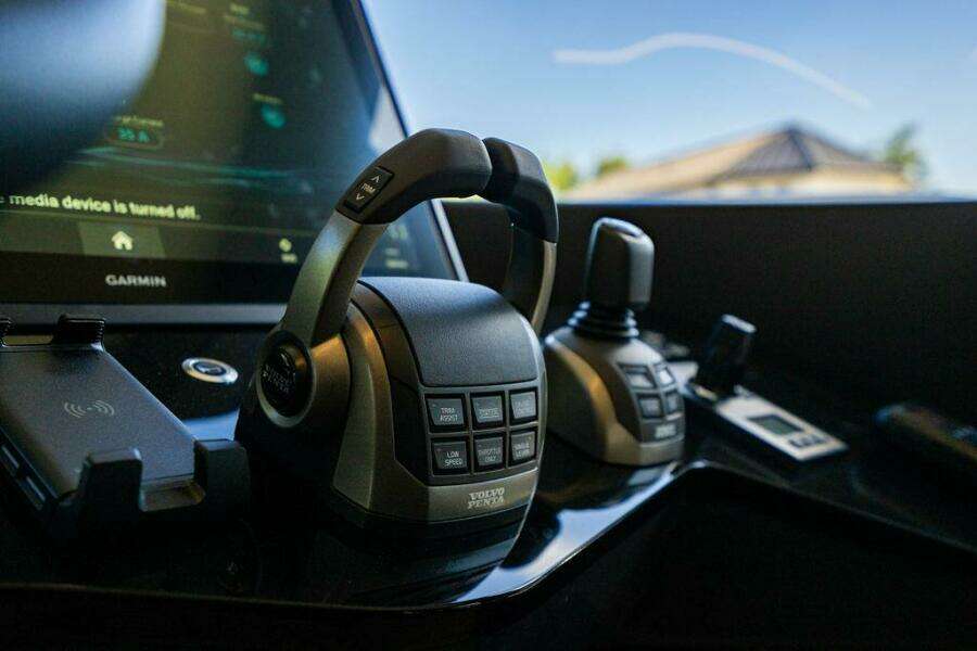 Absolute 64 - Kingship - Helm