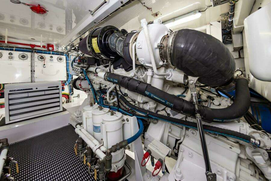 2008 Hatteras 64 Enclosed Bridge