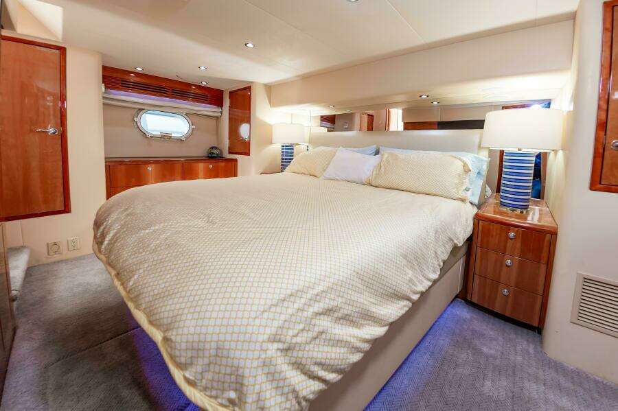 2008 Hatteras 64 Enclosed Bridge