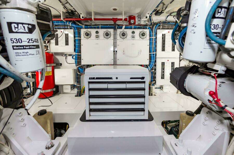 2008 Hatteras 64 Enclosed Bridge