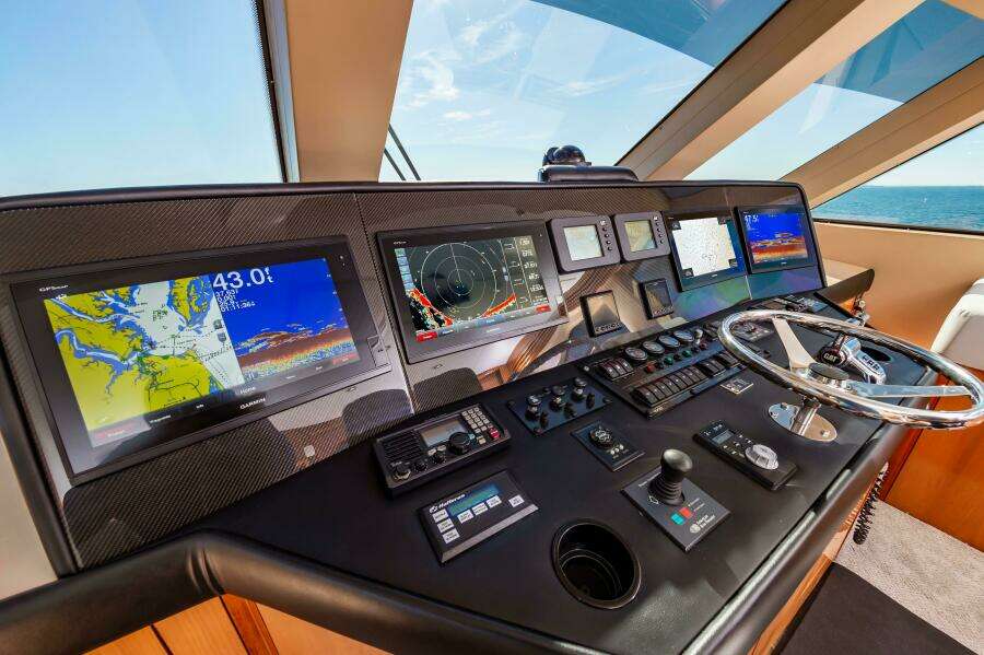 2008 Hatteras 64 Enclosed Bridge