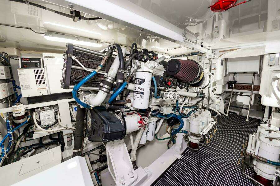 2008 Hatteras 64 Enclosed Bridge