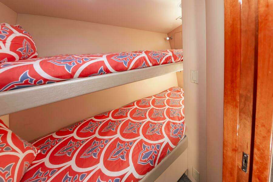 2008 Hatteras 64 Enclosed Bridge