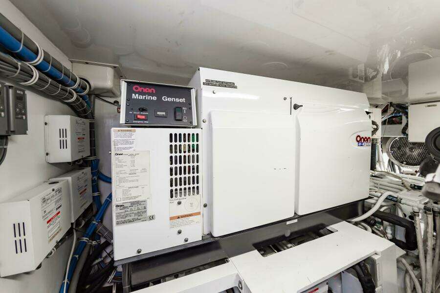 2008 Hatteras 64 Enclosed Bridge