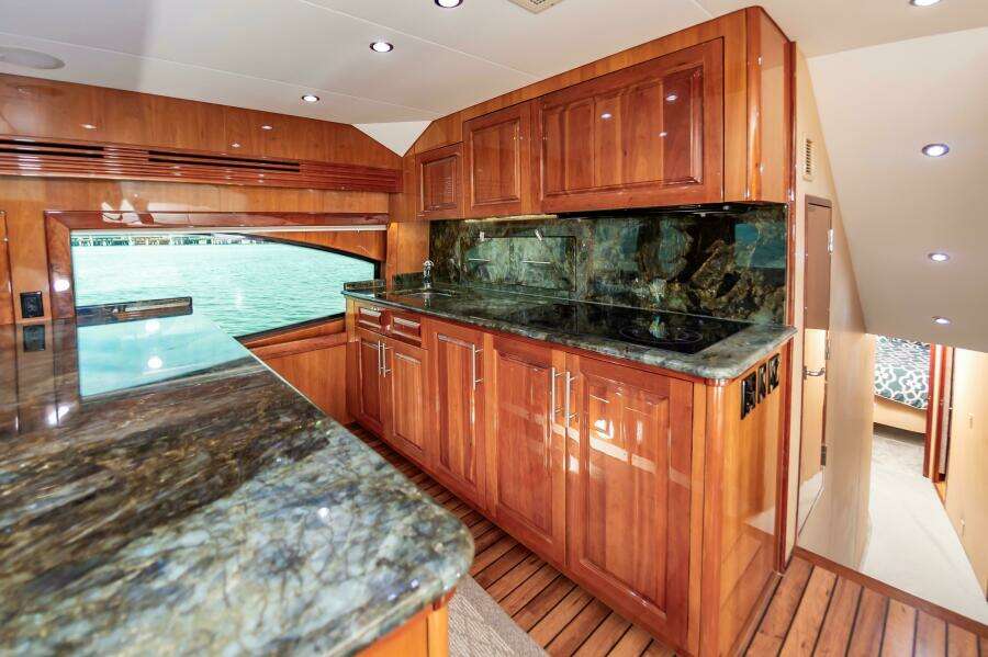 2008 Hatteras 64 Enclosed Bridge