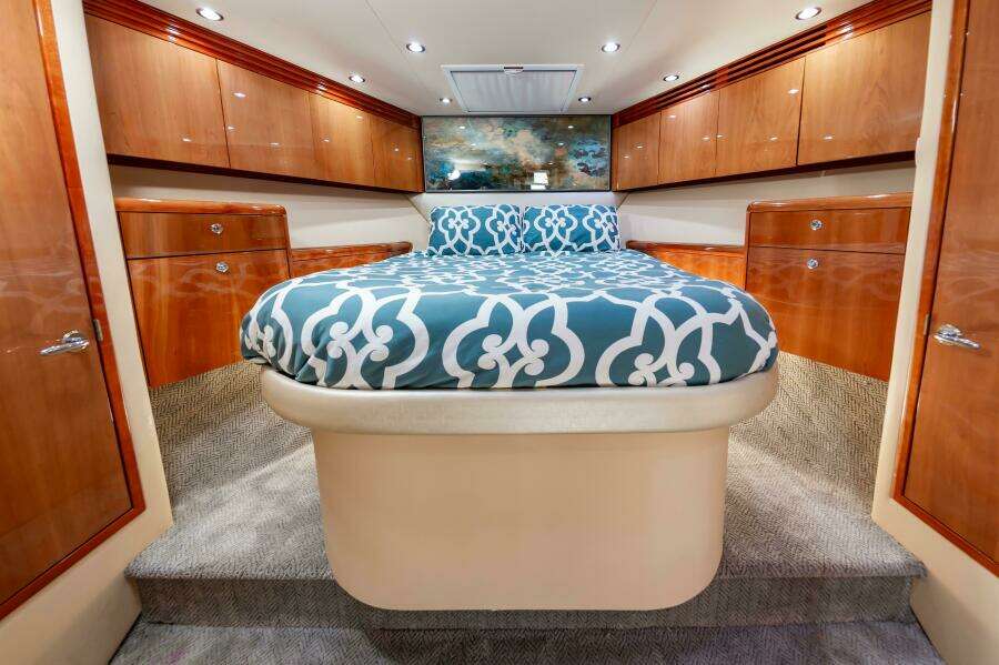 2008 Hatteras 64 Enclosed Bridge