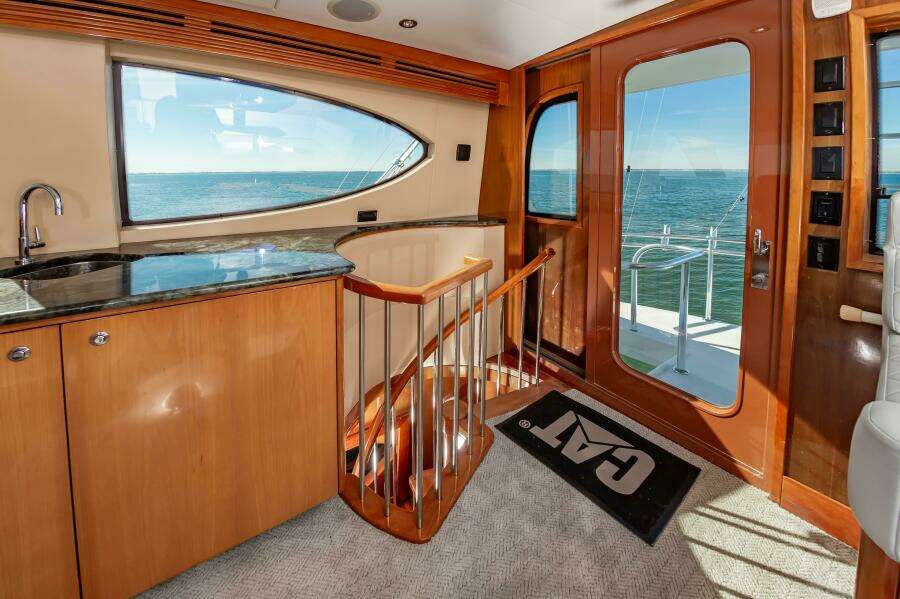 2008 Hatteras 64 Enclosed Bridge