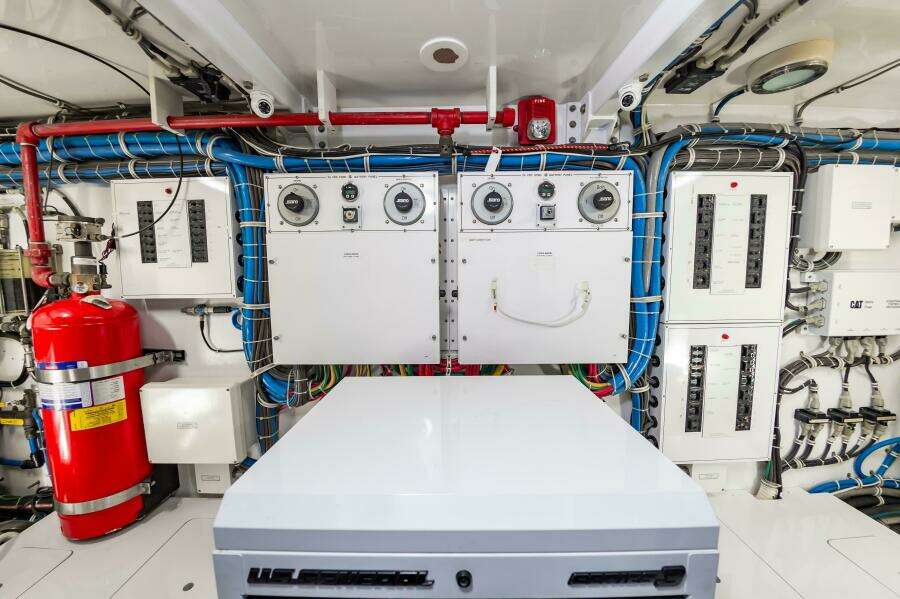 2008 Hatteras 64 Enclosed Bridge