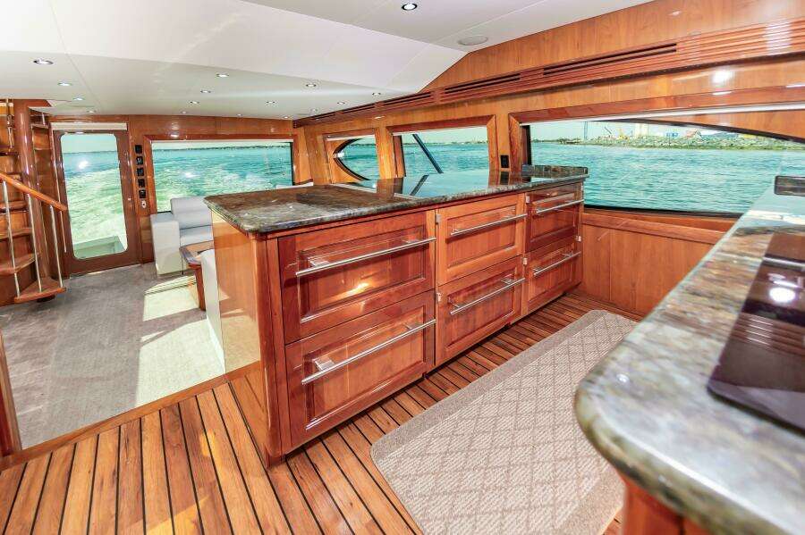 2008 Hatteras 64 Enclosed Bridge