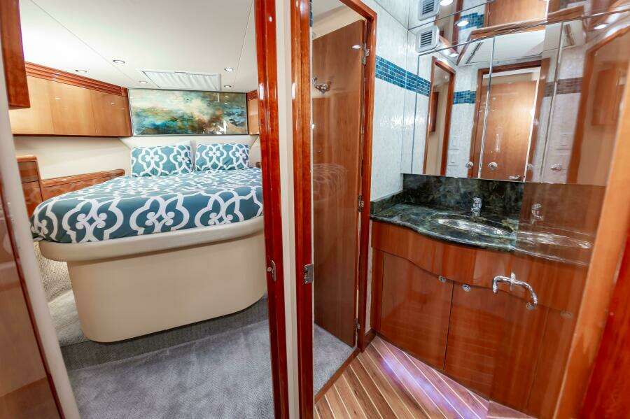 2008 Hatteras 64 Enclosed Bridge