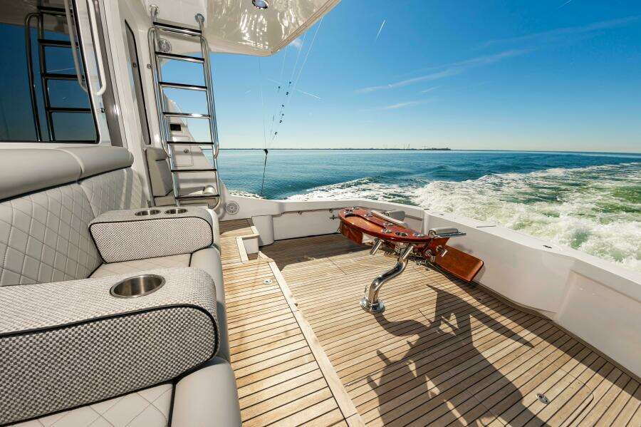 2008 Hatteras 64 Enclosed Bridge