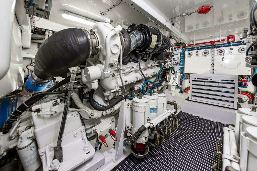 2008 Hatteras 64 Enclosed Bridge