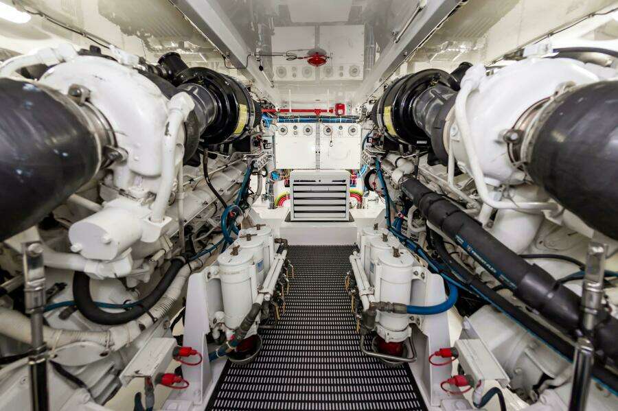 2008 Hatteras 64 Enclosed Bridge