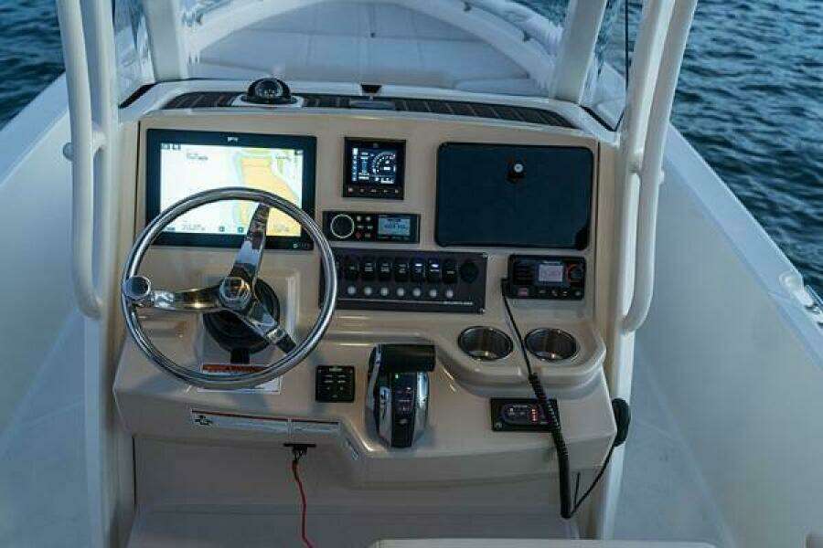 2023 Boston Whaler 250 Dauntless
