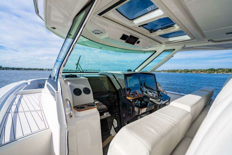 2022 Tiara Yachts 43 LS