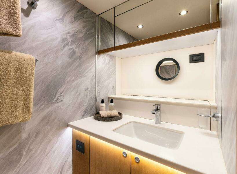 2014 Oyster Yachts Oyster 825