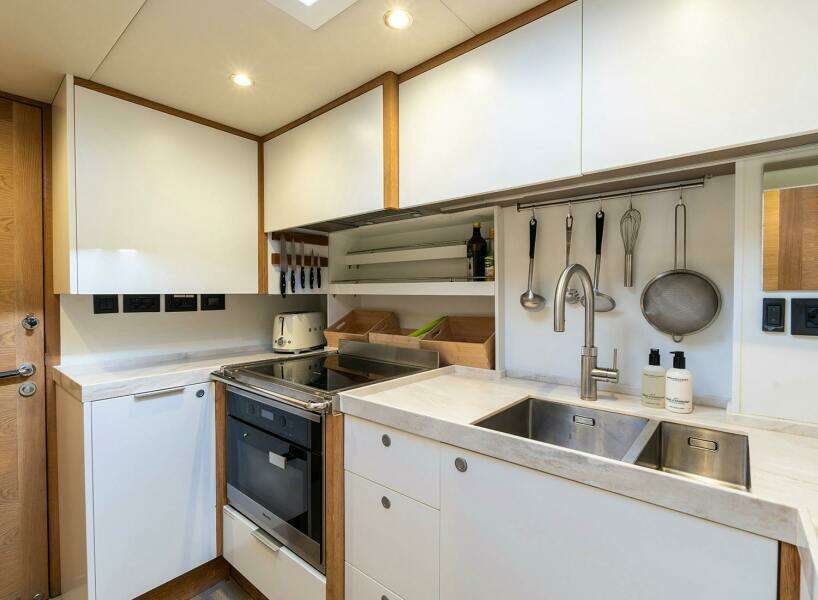 2014 Oyster Yachts Oyster 825