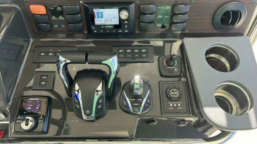 Pursuit 42 - Happy Hour - Helm