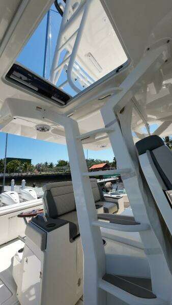 Pursuit 42 - Happy Hour - Helm