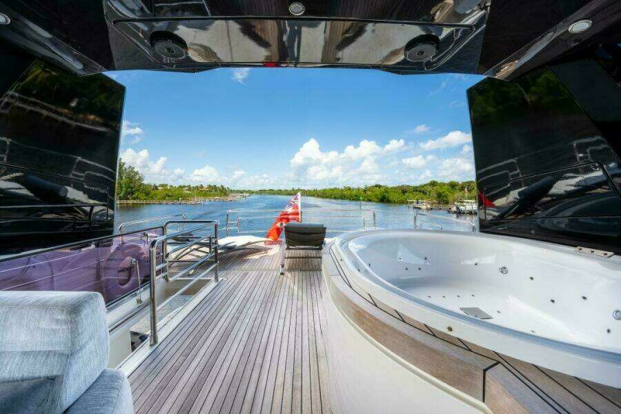2015 Monte Carlo Yachts MCY86