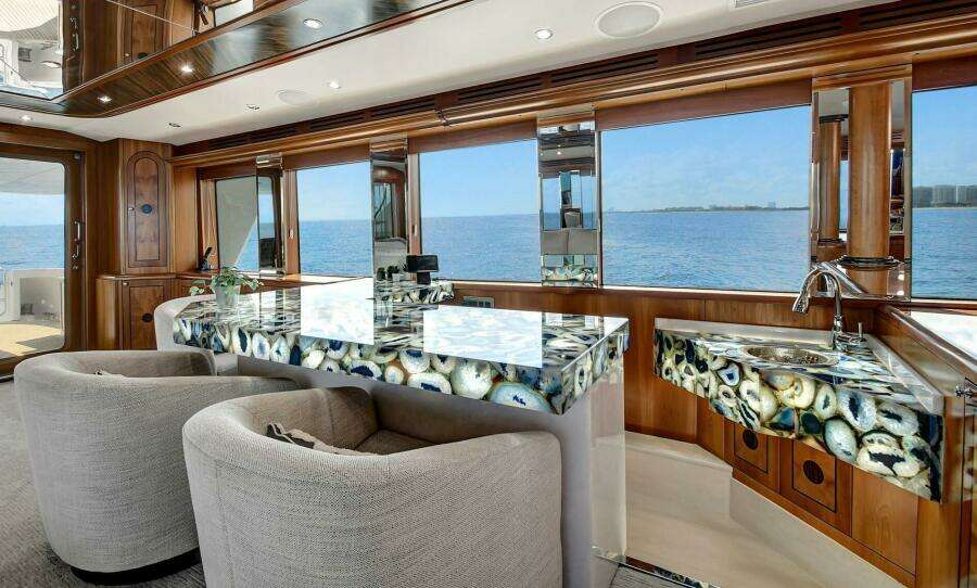 010 Main Deck Salon Bar 01 